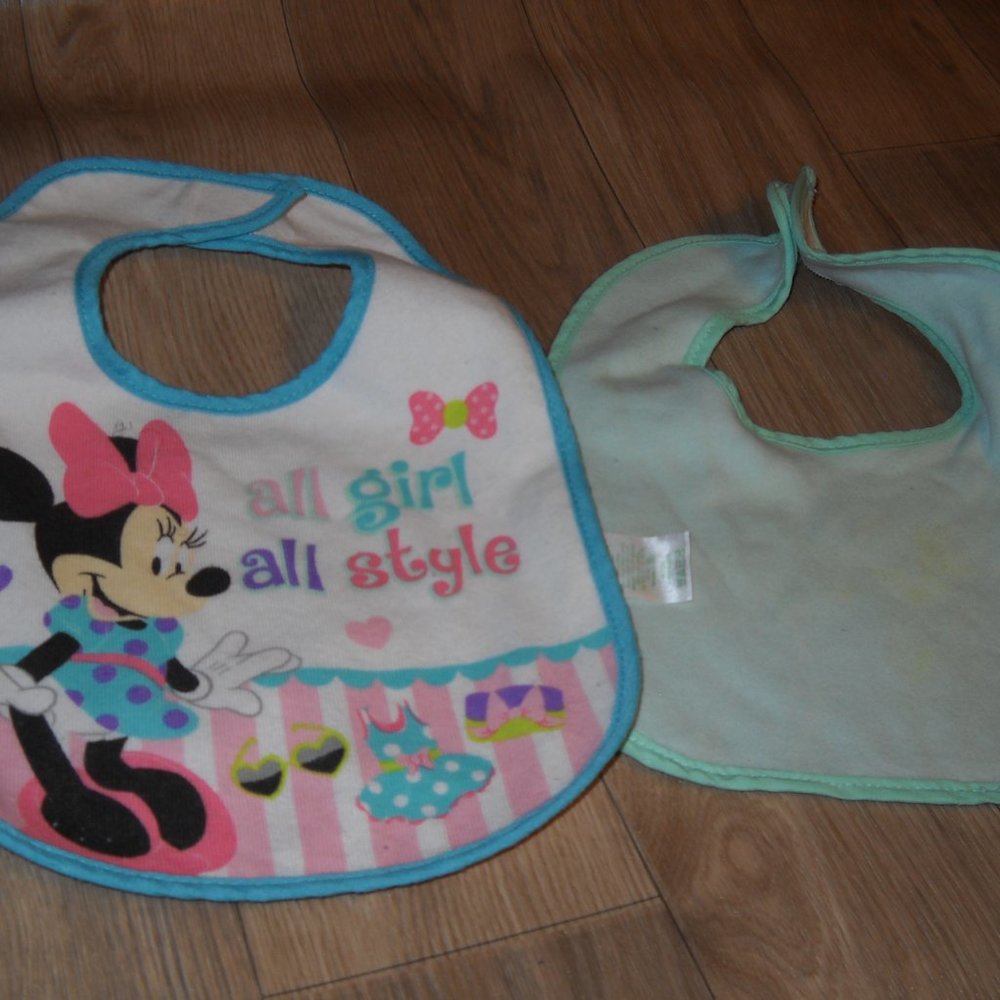 ASSORTMENT INFANT GIRLS BIBS - Picture 6 of 6